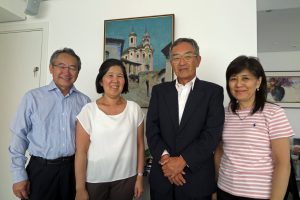 香山六郎の孫らと記念撮影する香山俊孝さん（右から２人目）