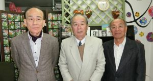 （左から）日下野理事、田呂丸会長、山田前会長