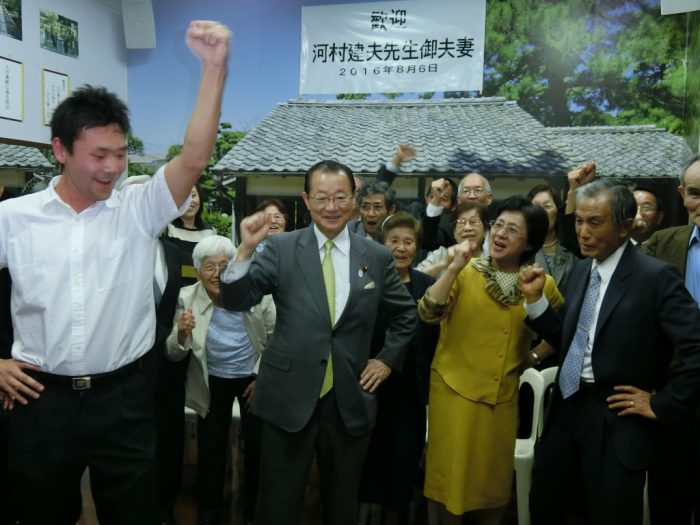 山口県人会=河村建夫衆議を大歓迎=「まるで郷里の町内会」=開拓先没者慰霊碑も参拝