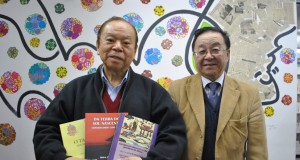 著書を手にする知念明さん（左）と宮村会長