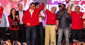 再選を目指す聖市のハダジ市長（左から４人目）と支援を呼びかけるルーラ前大統領（Paulo Pinto/AGPT）