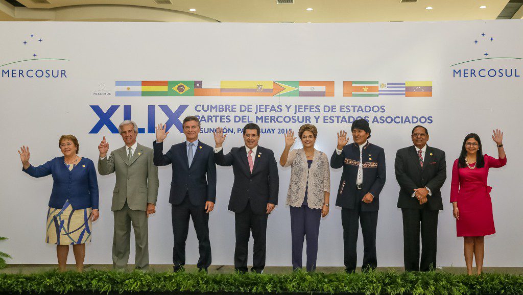 ２０１５年１２月２１日のメルコスールおよび関係国会議に出席した南米各国の大統領ら（Foto: Roberto Stuckert Filho/PR）