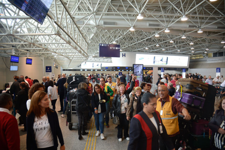 通常の倍の８万５千人が利用した２２日のトン・ジョビン空港（Tânia Rêgo/Agência Brasil）