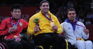 １２年のロンドン大会で金メダルを獲った車椅子フェンシングのジョヴァネ・ギソーネ（中央、Getty Images/Jamie McDonald）