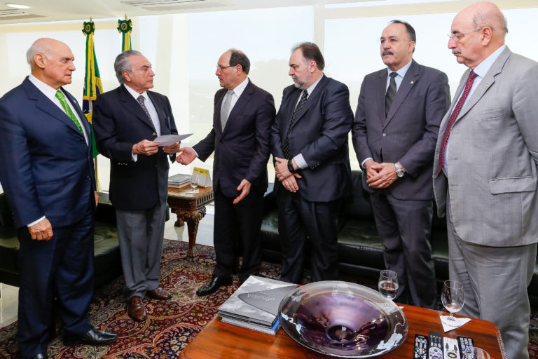 治安対策について話し合うためにテメル大統領代行（左から２番目）を訪問したサルトリ南大河州知事（Marcos Corrêa/PR）