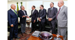 治安対策について話し合うためにテメル大統領代行（左から２番目）を訪問したサルトリ南大河州知事（Marcos Corrêa/PR）
