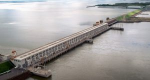 ヤシレタ水力発電ダムは亜国と共同で作られ、堤防の長さは50キロにも及ぶた巨大ダム。パラグァイは、ブラジルとの共同で作ったイタイプーダムと、このヤシレタ・ダムの二つにより、世界最大の電力純輸出国としての地位を確立した（By No machine-readable author provided. Eby gov py assumed, via Wikimedia Commons）