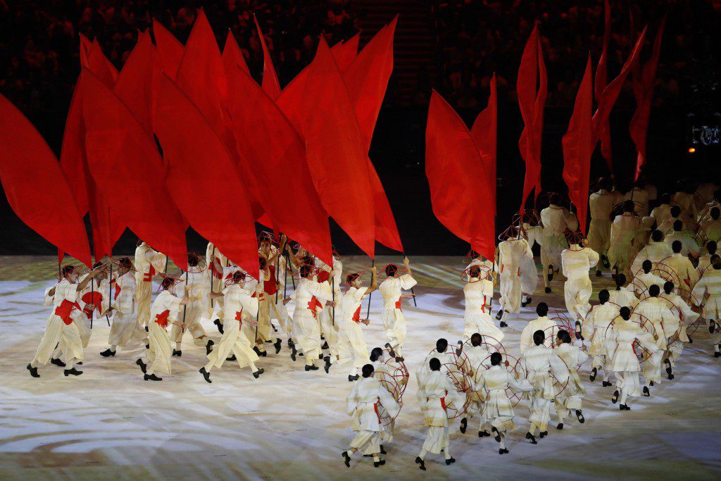 日の丸をあしらった衣装で日本移民を演じる様子（Foto: Fernando Frazao/Agencia Brasil）