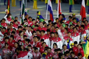 閉幕式で日伯両国旗を手に入場した日本代表選手団（Foto: Fernando Frazão/Agência Brasil）