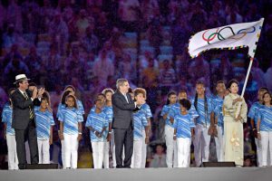 閉会式で五輪旗を受け取った小池百合子知事（Foto: J. P. Engelbrecht/PCRJ）