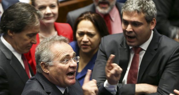 頭に血が上ったレナン上院議長。その奥で、薄ら笑いを浮かべているようにも見えるグレイシ上議（Foto: Marcelo Camargo/Agência Brasil）