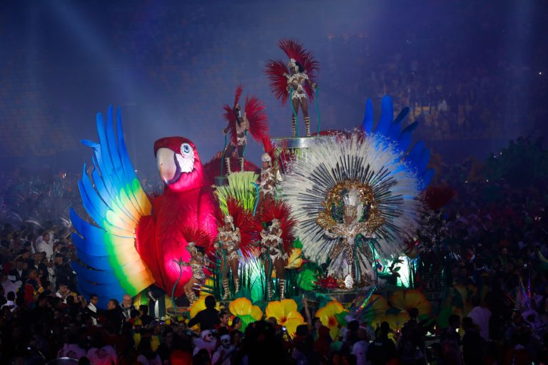 閉会式の山車（Fernando Frazão/Agência Brasil）