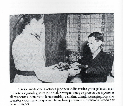 山本貴誉司から日本刀を受け取るパジーリャ（左、『Padilha, quase uma lenda』３６頁）