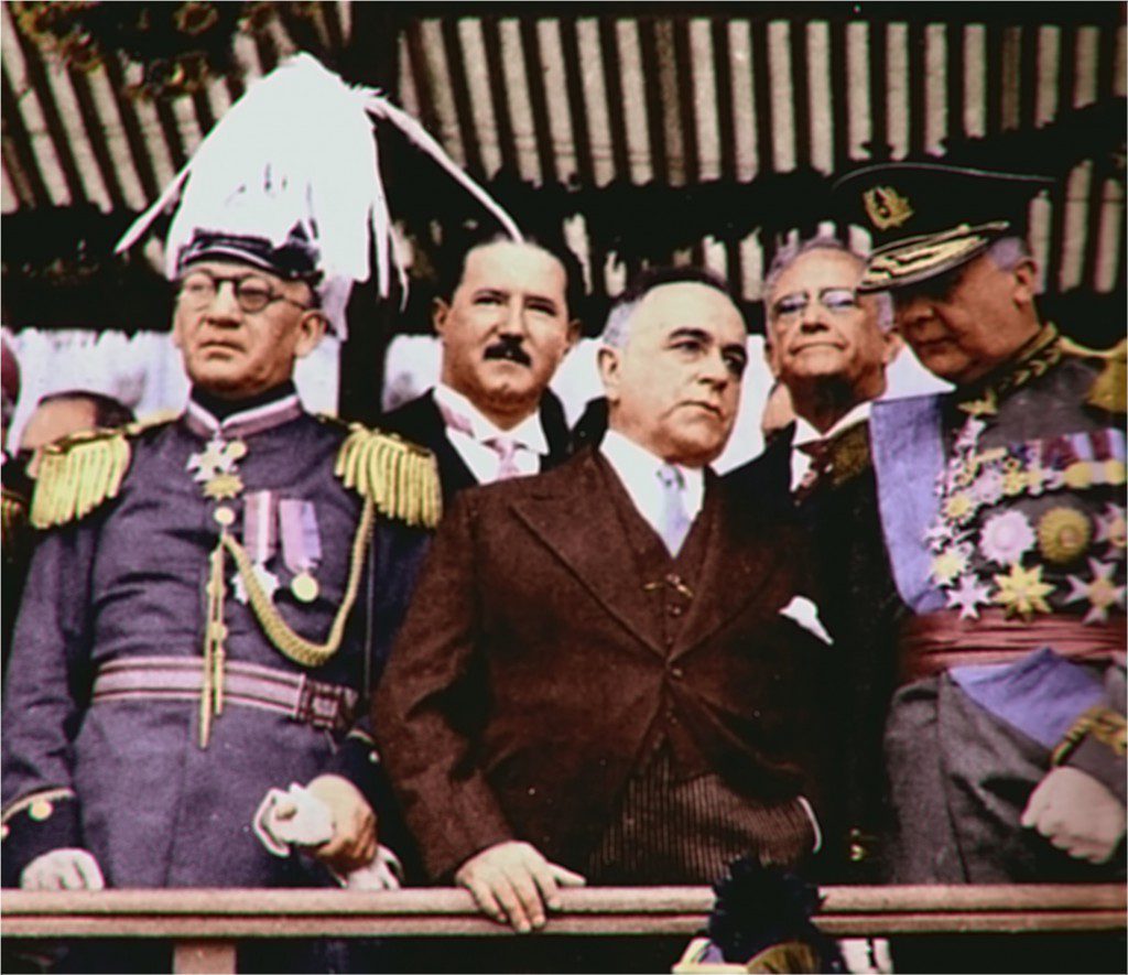 1939年の共和制宣言50周年式典でヴァルガス大統領（前列中央）の右肩後ろに控えるバーロス聖州執政官（By Desconhecido. Colorida por Djalma Gomes Netto. (DIP) [Public domain], via Wikimedia Commons）