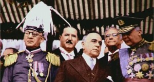 1939年の共和制宣言50周年式典でヴァルガス大統領（前列中央）の右肩後ろに控えるバーロス聖州執政官（By Desconhecido. Colorida por Djalma Gomes Netto. (DIP) [Public domain], via Wikimedia Commons）