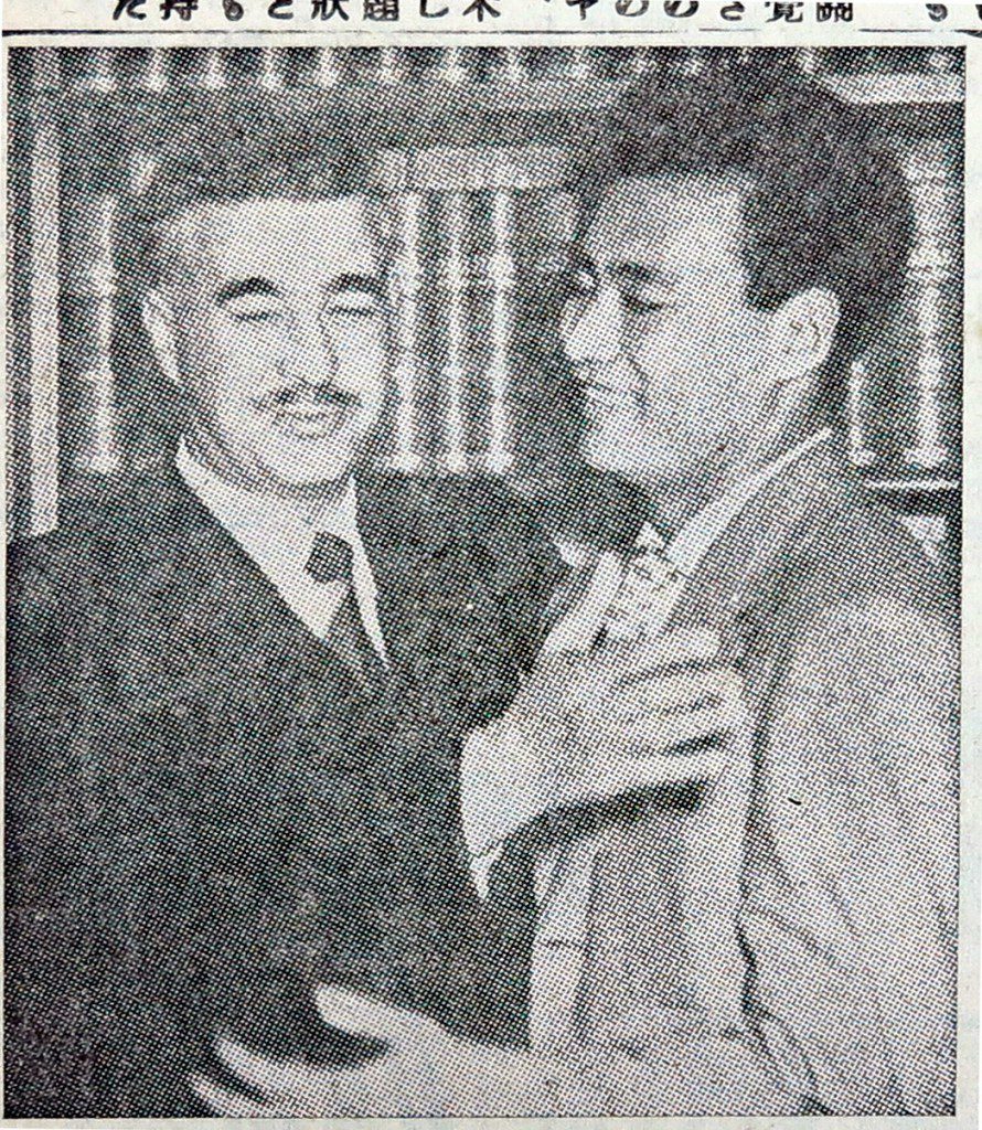 1952年９月６日付のパウリスタ新聞。凱旋した岡本選手はルカス・ノゲイラ・ガルゼス聖州知事を表敬訪問し、アブラッソ（抱擁）された