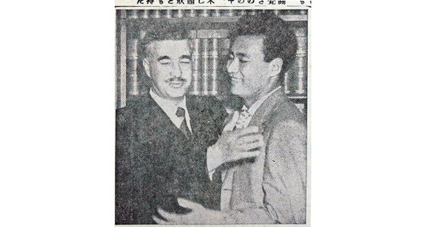 1952年９月６日付のパウリスタ新聞。凱旋した岡本選手はルカス・ノゲイラ・ガルゼス聖州知事を表敬訪問し、アブラッソ（抱擁）された