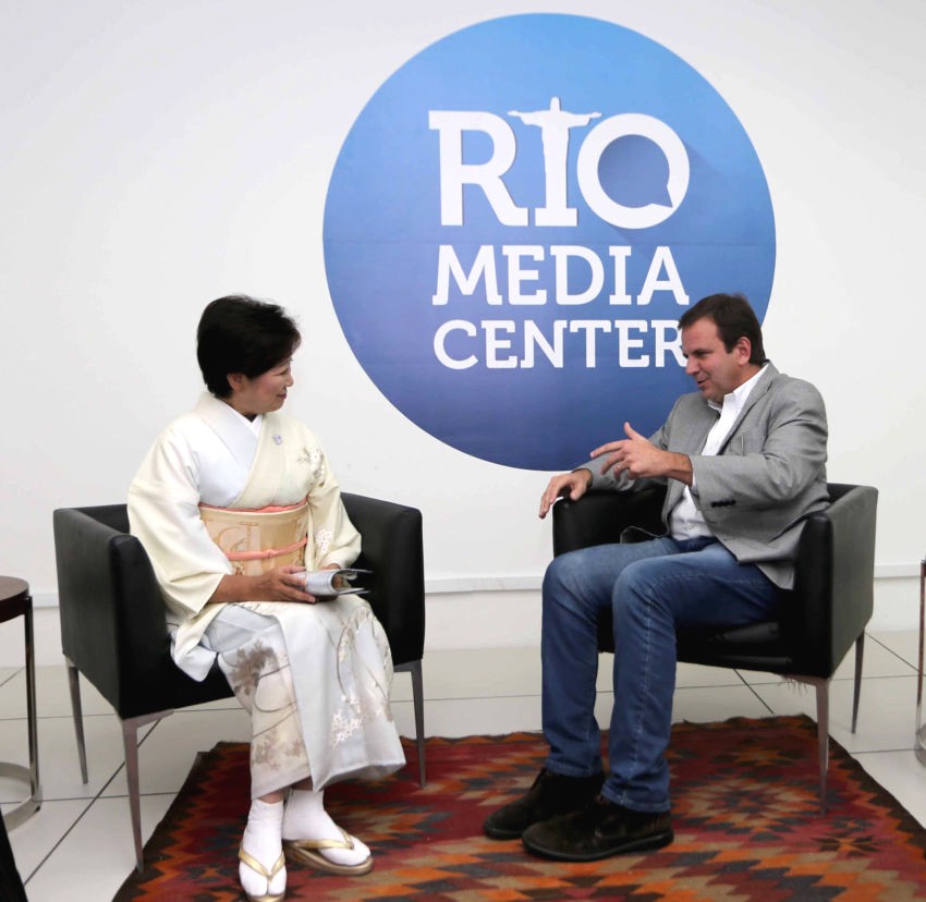 リオ市のパエス市長と面会する小池都知事（Foto: Beth Santos/Prefeitura do Rio de Janeiro）