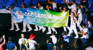 「ありがとう、ブラジル」と書かれた横断幕を持って入場するフランス選手団（Flávio Soares/Câmara dos Deputados）