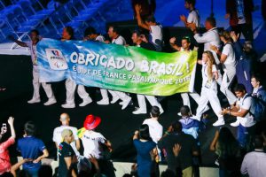 「ありがとう、ブラジル」と書かれた横断幕を持って入場するフランス選手団（Flávio Soares/Câmara dos Deputados）