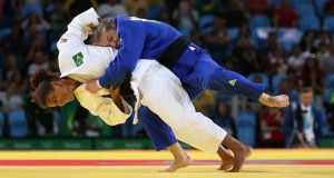 準決勝に臨むラファエラ（左）。ルーマニアの選手を相手に果敢に攻める（Foto: Roberto Castro/Brasil2016）