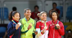 表彰台で金メダルを手にする笑顔のラファエラ（左から２人目）。まだこの時の首かけリボンは目新しい。右端は銅の松本薫（Foto: Roberto Castro/Brasil2016）
