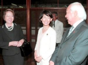 慰霊碑参拝の後、日本館を見学。文協の呉屋春美会長（左）や山下譲二副会長（右）と談笑する丸川大臣（写真提供＝望月二郎）