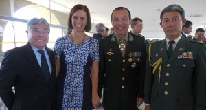（左から）平崎さん、マリステラ夫人と岡村中将、大使館の山内徹防衛駐在武官（先月30日、ブラジリア）（提供写真）