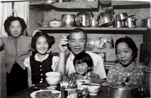 なにげない移民家庭の日常にこそ、外国理解の真相がある（岡本正三さんの家族、１９５０年、岡本さん撮影）