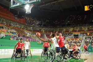 車いすを巧みに操り迫力満点のプレーを見せる選手達（Tomaz Silva/Agencia Brasil）