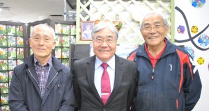 関係者の来場を呼びかけた（左から）平延渉理事、平崎会長、村上佳和副会長