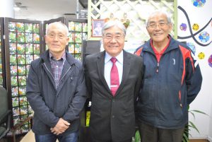 関係者の来場を呼びかけた（左から）平延渉理事、平崎会長、村上佳和副会長