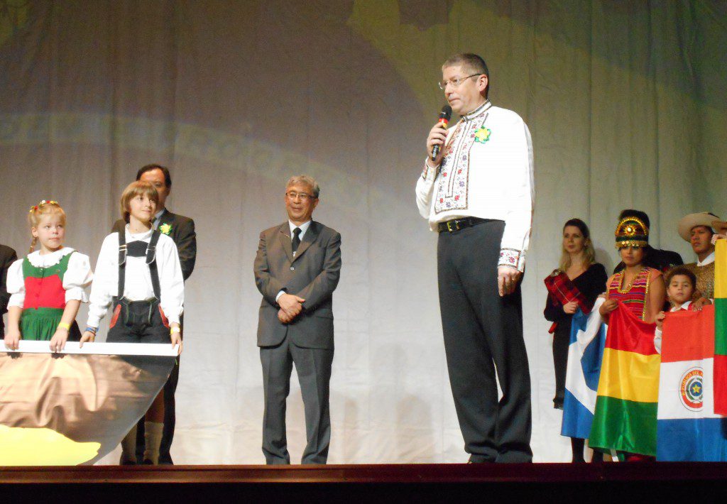 伝統衣装で挨拶するウクライナ国サンパウロ名誉領事のジョルジ・リビカさん