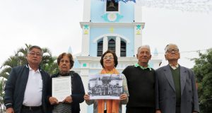 100周年を迎えたバルエル教会の前で、左から上野会長、シルリーさん、エジメラさん、その夫、大浦さん