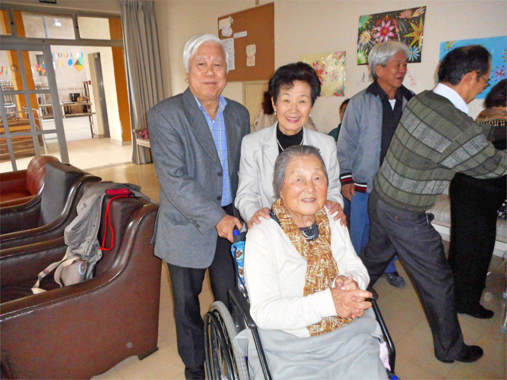 左から平間浩二さん、前園博子さん、手前車椅子が三上治子さん