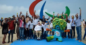 コパカバーナに設置されたパラリンピックのシンボルと設置を喜ぶパラリンピック出場選手達（Tânia Rêgo/Agência Brasil）