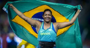伯国初の女性旗手を務めた後、槍投げで優勝したシルレーネ（Danilo Borges/Brasil2016）