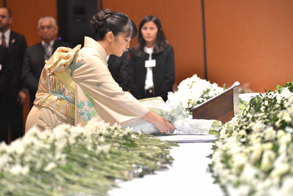 清楚な着物姿で先駆移民に献花される眞子さま（foto/Claudio Kurita）