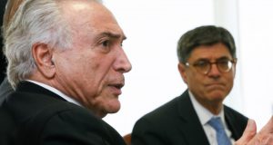 会談するブラジル・テメル大統領（左）と米国ルー財務長官（右）（Beto Barata/PR）