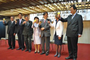 日系諸団体共催の送別会に訪れ、笑顔で乾杯する梅田大使夫妻（中央）