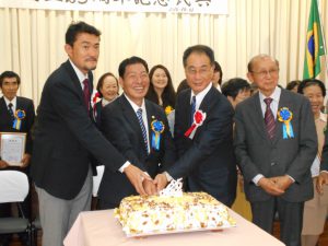 左からＪＩＣＡ佐藤次長、折笠会長、池田在クリチバ総領事、諸川副理事長