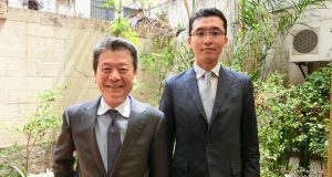 （左から）村信校長、清元事務局長
