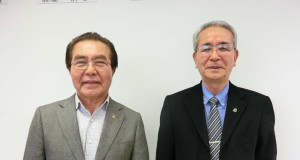 （左から）提出に訪れた与儀副会長と菊地会長