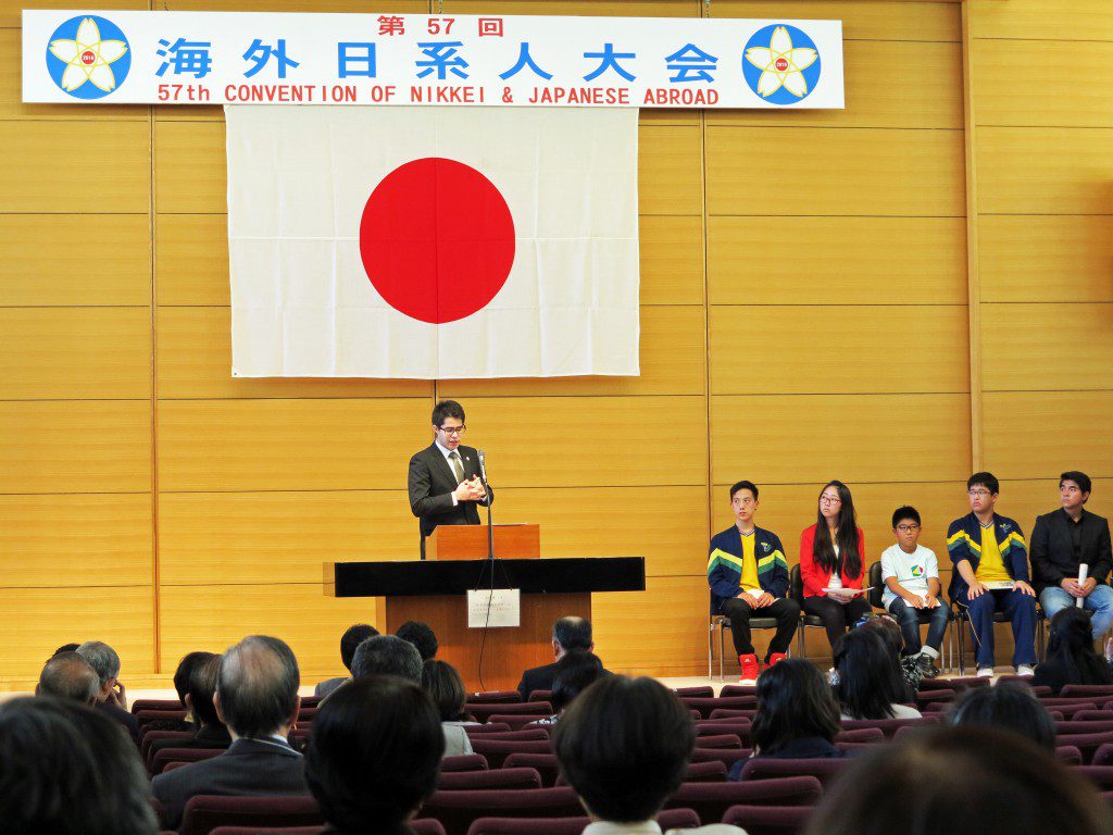 在日日系人こども発表会の講評をする日本財団の石橋亘治さん