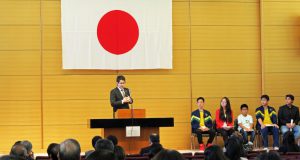 在日日系人こども発表会の講評をする日本財団の石橋亘治さん