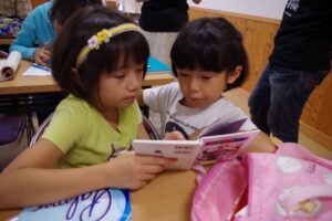 「のびっこクラブみしま」で勉強する子供たち