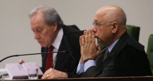 最高裁のテオリ判事（手前）(Valter Campanato/Agência Brasil)