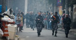 パヴォン・パヴォンジーニョに展開する軍警（Fernando Frazao/Agencia Brasil）