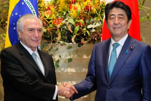 安倍首相と固い握手を交わしたテメル大統領（Foto: Beto Barata/PR）