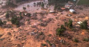 ブラジル史上最大の環境破壊事故となった、昨年１１月のダム決壊事故現場（Corpo de Bombeiros/MG）